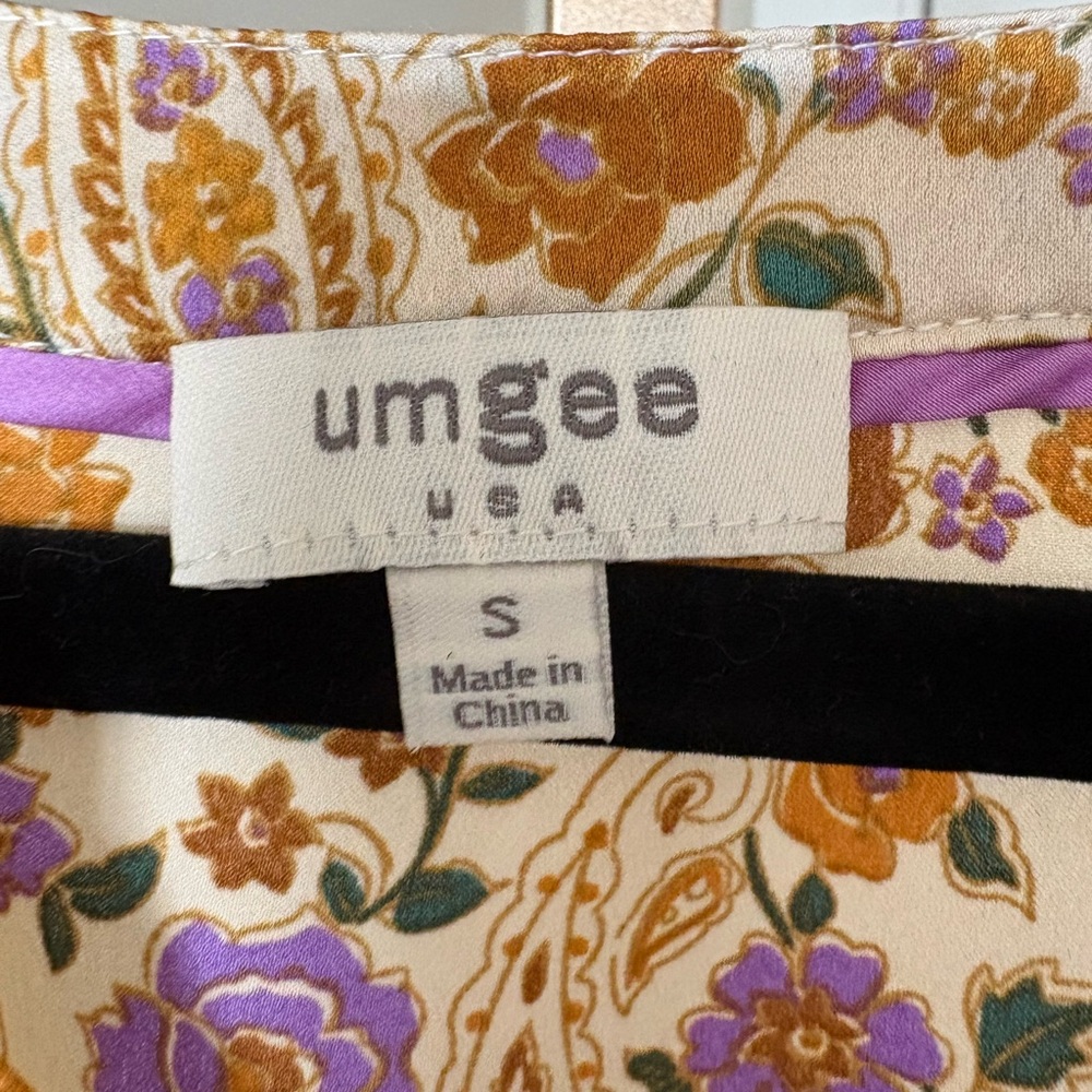 Umgee Size S Top. Flutter Sleeve. NWOT. Floral Print. - Picture 2 of 3